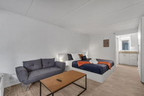 King Suite Retreat w Pool and Free Parking 7 mins to Disney